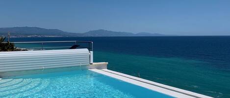 Piscine à débordement, piscine chauffée