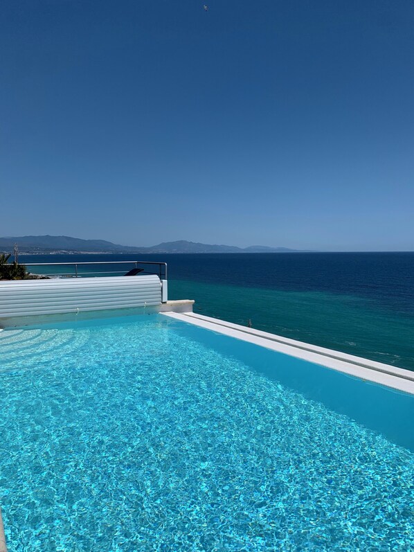 An infinity pool, a heated pool - Villa by the sea - Breathtaking sea view & infinity pool - Costa del Sol (manilva)