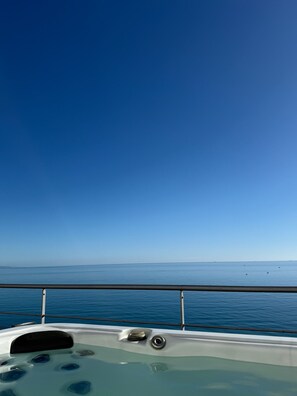Outdoor spa tub - Villa by the sea - Breathtaking sea view & infinity pool - Costa del Sol (manilva)