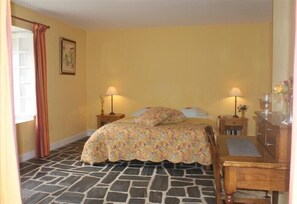 A room with a bed, two bedside tables with lamps, a wooden desk, and a chair. - 18th Century mill, nice furnishing and decoration by the river (Dampniat)