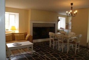 Fernseher, Kamin, DVD-Player, Bücher