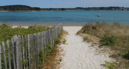 50m de la plage(2mn Ă pied), ancienne maison de pĂȘcheurs entiĂšrement rĂ©novĂ©e.