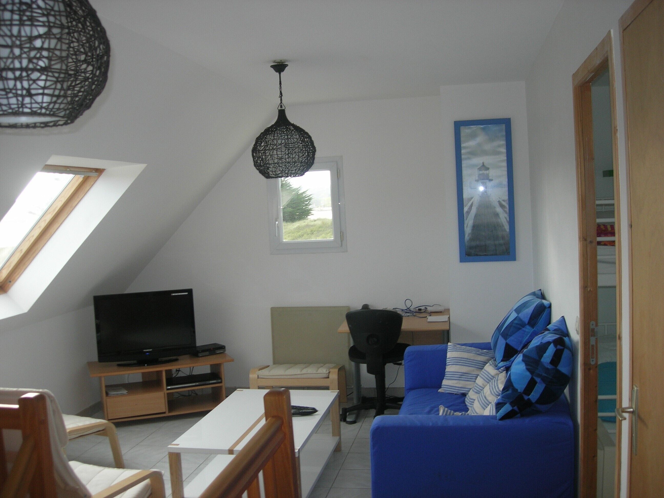 Televisión, reproductor de DVD, libros y estéreo 