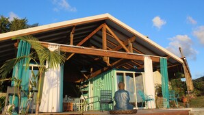 Un bâtiment doté d’un patio couvert, d’une statue et d’un espace extérieur aménagé pour s’asseoir.