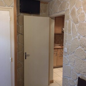Unclassified image, 5 of 14, button - Functional studio, 196 feet away from the chair lift (Tignes)