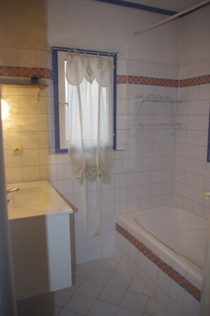 Baignoire, serviettes fournies