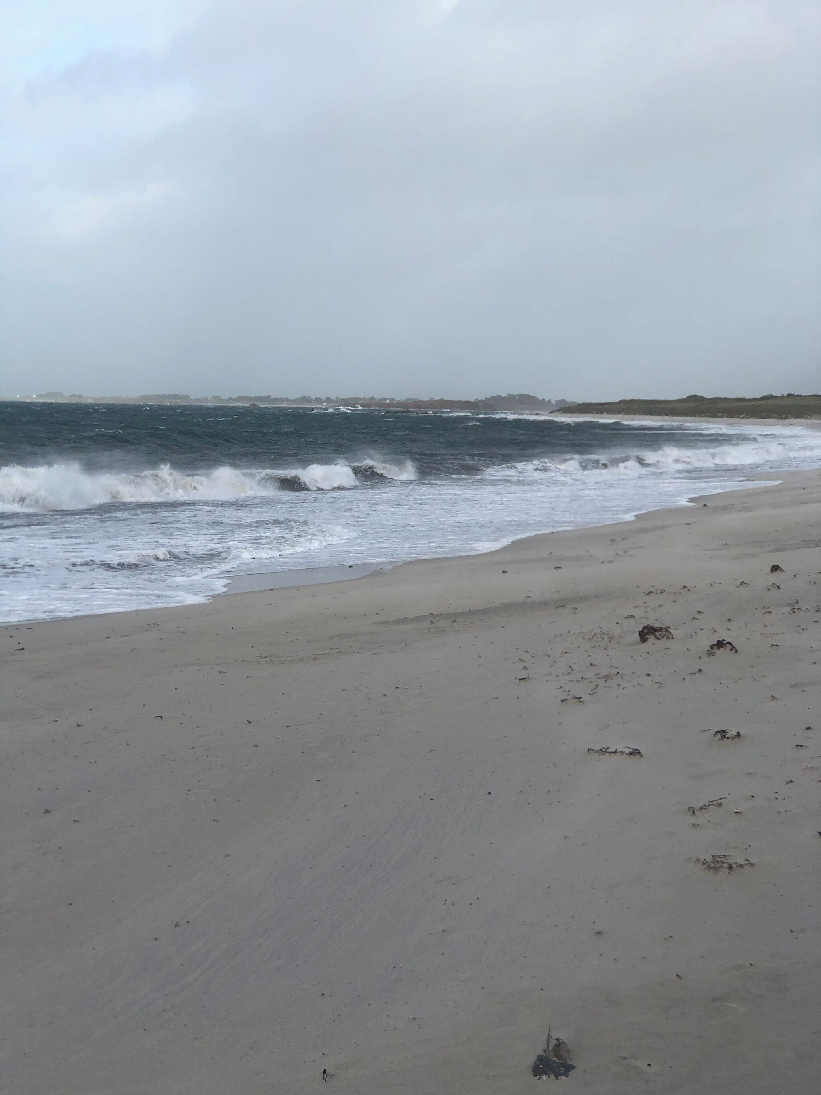 Une plage où les vagues déferlent sur le rivage.