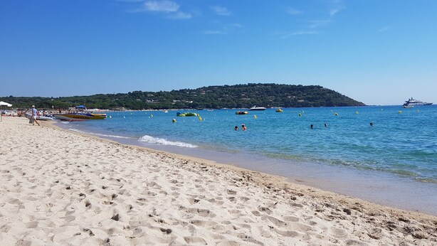 A beach with clear blue water, boats, and a hilly landscape in the background. - Ste Maxime, sea view Comfortable, quiet, walk to the town center and beaches (Sainte-Maxime)