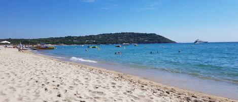 Plage à proximité, chaises longues