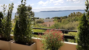 A balcony with potted plants and a view of the sea. - Ste Maxime, sea view Comfortable, quiet, walk to the town center and beaches (Sainte-Maxime)
