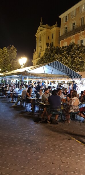 Outdoor dining - Ste Maxime, sea view Comfortable, quiet, walk to the town center and beaches (Sainte-Maxime)