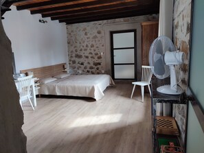 2 habitaciones, tabla de planchar con plancha, wifi y ropa de cama