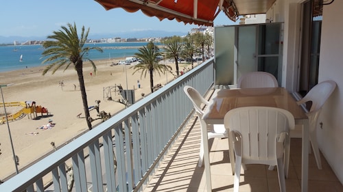 ROSAS Superb huoneisto ensimmäisestä merilinjasta 8 hengelle kaupunkikeskuksessa