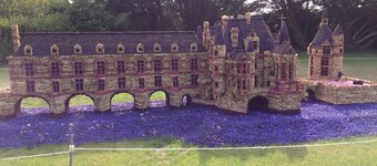 Blue longere by the sea