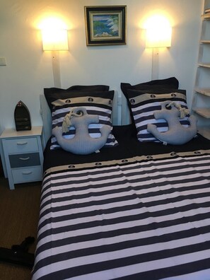 4 bedrooms, desk, iron/ironing board, travel cot - Blue longere by the sea (Penmarch)