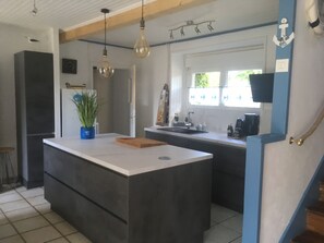 Réfrigérateur, micro-ondes, four, plaque de cuisson