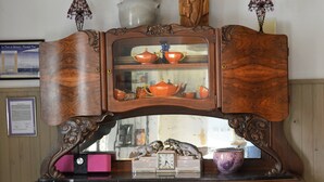 Un meuble en bois surmonté d’une vitre, dans lequel sont exposés divers objets.