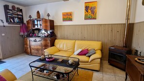 TV, fireplace, books, stereo