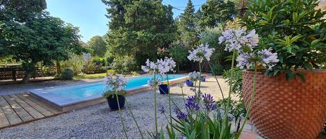 Una piscina al aire libre