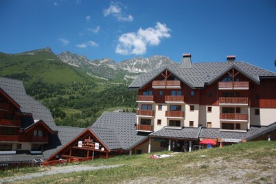 Charming 2-room apartment facing south on the top floor overlooking the slopes 4 beds + 1 baby