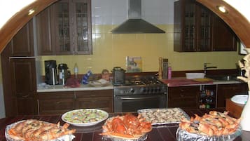 Een koelkast, een magnetron, een oven, een kookplaat