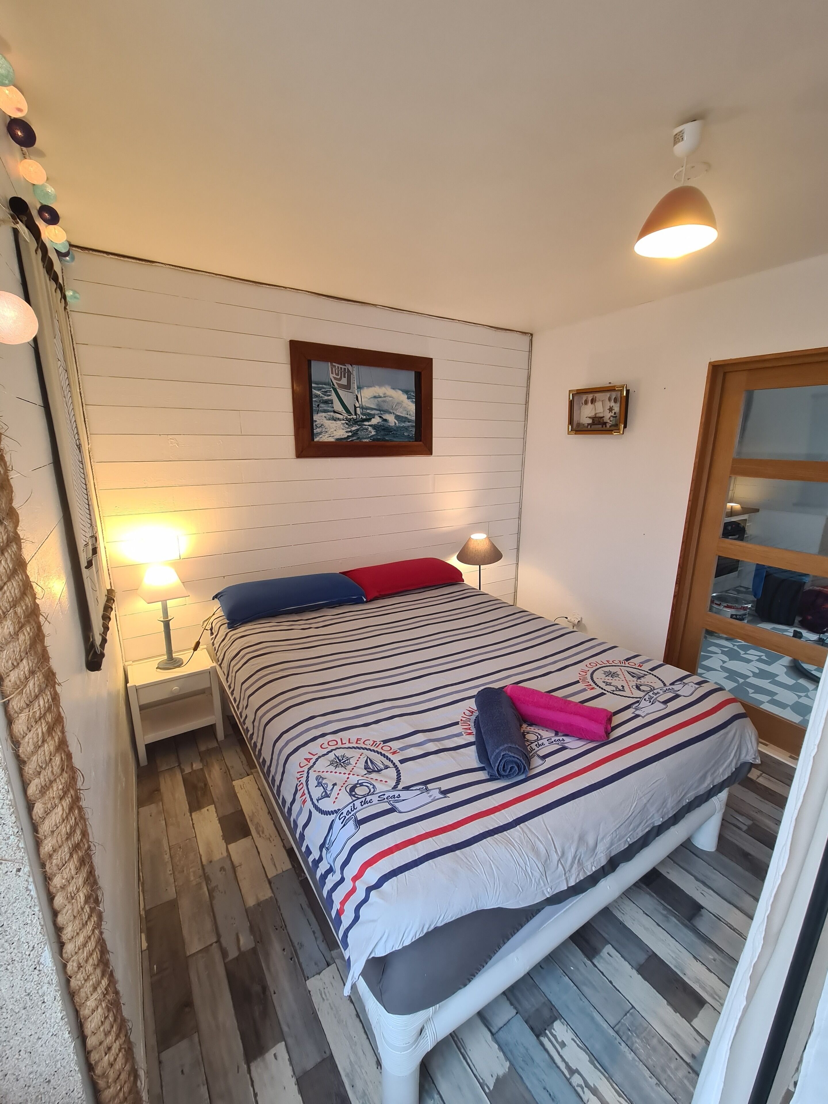 5 chambres, coffres-forts dans les chambres, fer et planche à repasser