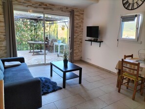 Téléviseur, livres, chaîne audio