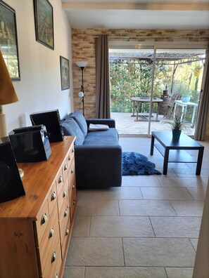 TV, books, stereo - Charming air-conditioned studio with swimming pool for 2 people (Évenos)