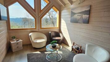 Televisie, een open haard, tafelvoetbal en een tafeltennistafel