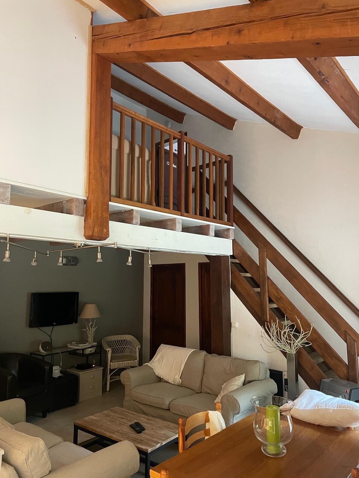 Télévision, cheminée, livres