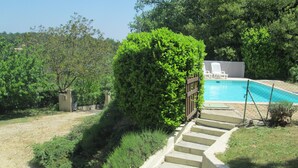 A stone staircase leading to a pool area surrounded by lush greenery and a clear blue sky. - Villa with all comforts, PRIVATE SWIMMING POOL - NO INCOMES - Ideal for families (Fontarèches)