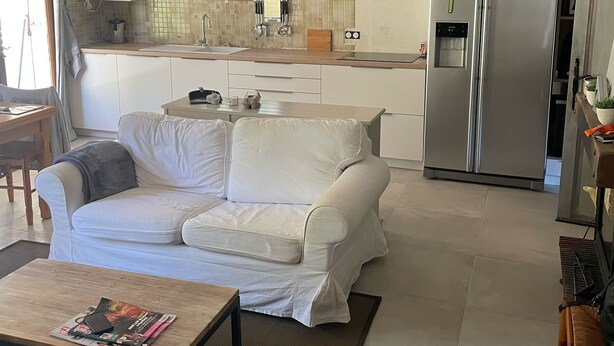 A modern kitchen with a stainless steel refrigerator, white cabinets, and a window above the sink. - Villa with all comforts, PRIVATE SWIMMING POOL - NO INCOMES - Ideal for families (Fontarèches)