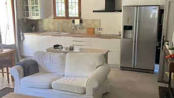 Televisie, een open haard en boeken