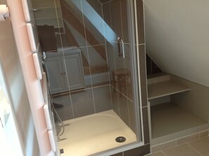 Een douche, een haardroger, handdoeken, zeep