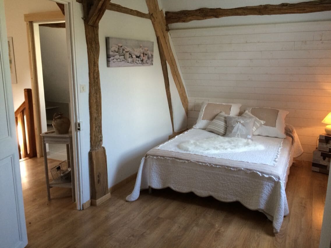 3 bedrooms, desk, iron/ironing board, travel crib