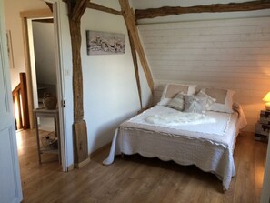 3 habitaciones, escritorio y tabla de planchar con plancha