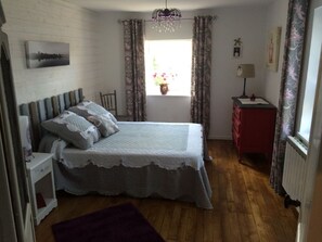 3 bedrooms, desk, iron/ironing board, free WiFi
