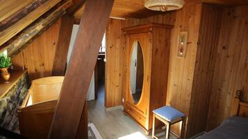 5 bedrooms, desk, iron/ironing board, travel crib