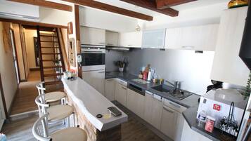 Coffee/tea maker, fridge, microwave, oven