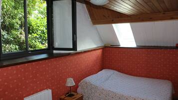 5 bedrooms, desk, iron/ironing board, travel crib