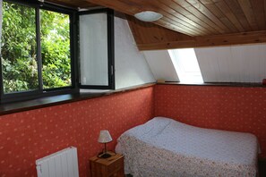 5 bedrooms, desk, iron/ironing board, travel crib