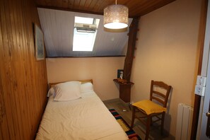 5 bedrooms, desk, iron/ironing board, travel crib