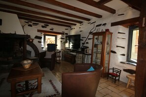 Smart TV, fireplace, DVD player, books - Great Pyrenees typical barn furnished with all modern comforts (Cadeilhan-Trachère)