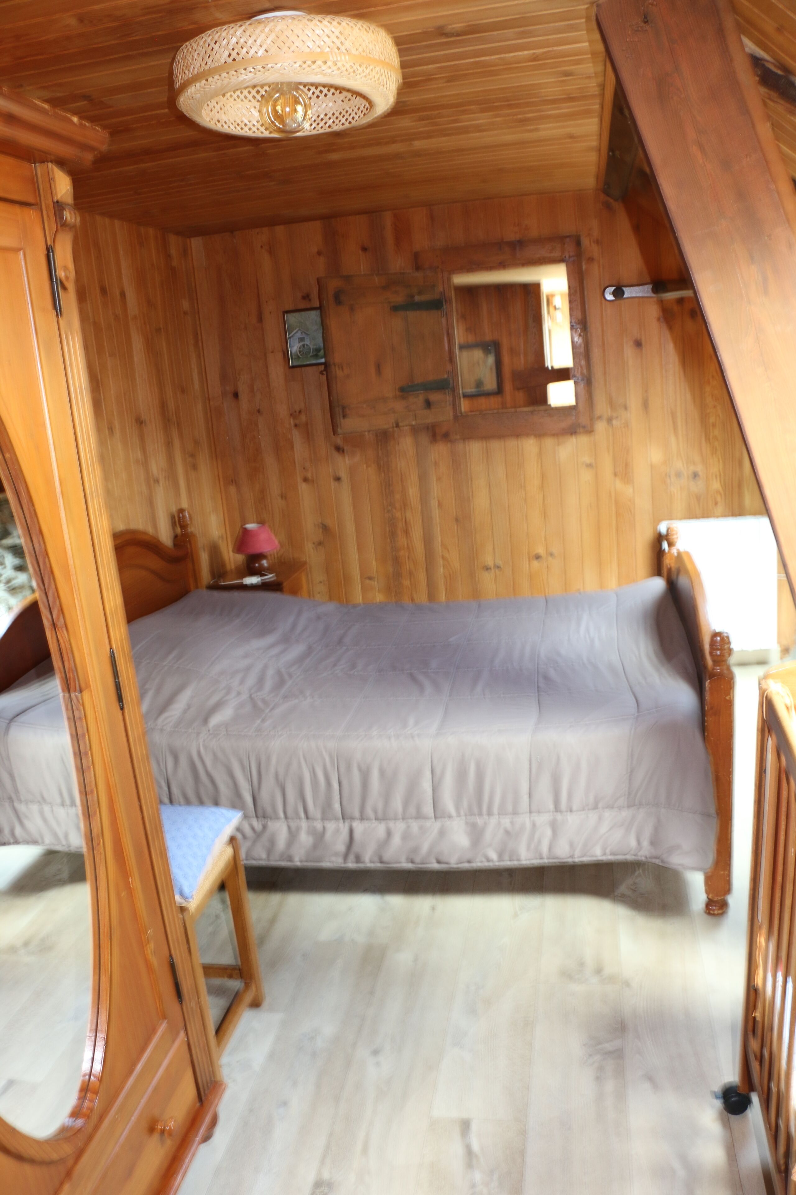 5 bedrooms, desk, iron/ironing board, travel crib