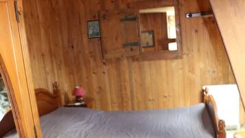 5 bedrooms, desk, iron/ironing board, travel crib