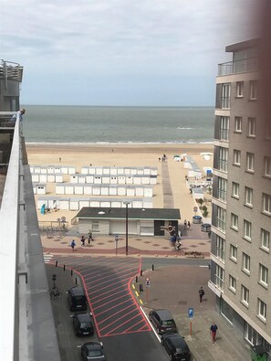 Beach nearby, sun loungers - Superb Penthouse 105 M2 80M2 of sunny terraces sea view 3 bedrooms 2 garages! (Knocke-Heist)