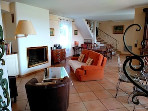 Fernseher, Tischtennisplatte