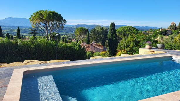 A swimming pool with a view of a mountainous landscape and a villa. - Beautiful villa with SWIMMING POOL and PANORAMIC VIEW - Residential setting (Vinsobres)