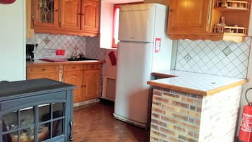 Een koelkast, een magnetron, een oven, een kookplaat