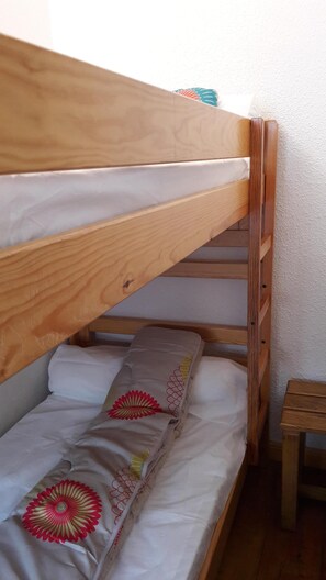2 Schlafzimmer, Bügeleisen/Bügelbrett